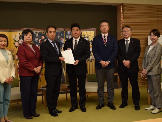予算要望書を市長に提出しました